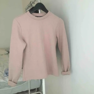  - Skön tröja från Bik Bok. Få gånger använd. Storlek M, men tycker den är ganska liten för att vara en M storlek (brukar ha S). 