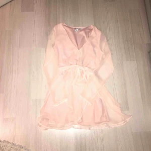  - 150kr+frakt, En fin ljusrosa klänning med ett band i midjan, storlek  36 från Nly trend. Använd 2ggr. Det finns ingen bild på hur den sitter på för jag kommer inte i den längre. Men den sitter jättefint och slutar över knäet på mig som är 157cm lång.