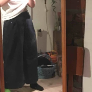  - Jättefina mörkblå vida byxor från monki i storlek 40. Jag tar swish och kan mötas upp i Gbg eller frakta mot fraktkostnad❤️