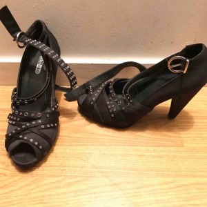  - Snygga heels, sparsamt använda. Frakt ingår i priset. 