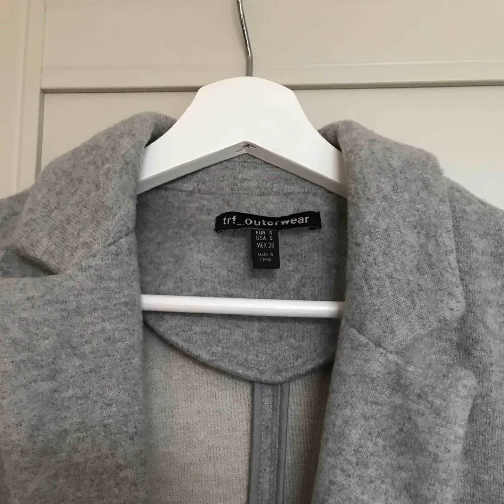 En grå vårkappa från Zara i nästintill nytt skick, använd endast ett fåtal gånger storlek S. Jackor.
