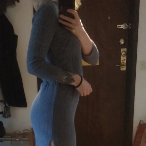  - Lång klänning med slits på sidan. Från Asos.