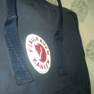  - Fint sick! De är den stora sizen av kånken den är mörkare blå på axel banden och väskan är ljudar blå:)orginal pris 899kr.  Frakt 50kr kontakta mig för mer bilder ;)          Kan tänka mig gå net i pris vid snabb affär!