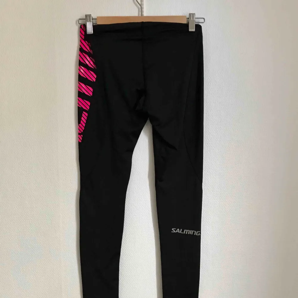 Salming löp-, träning-, och/eller yogabyxor. Aldrig använda. Bra kvalitet. Svarta med rosa bokstäver på vä ben.. Jeans & Byxor.