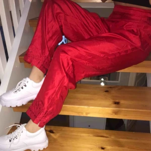  - Vida byxor köpta från Beyond Retro för cirka 80kr. Säljer pga att de är för stora för mig, som vanligtvis har storlek XS.