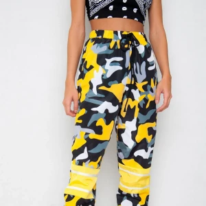  - Oanvända camouflagebyxor, stretchiga passar XS-M skulle jag tro. Nypris 399 kr. (Pris exklusive frakt)