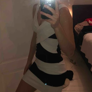  - Står XS men passar perfekt på mig med s Cremevit och svart i skönt(ej genomskinligt) material