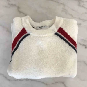  - SUPERmysig tröja från Mango. Den ä verkligen så mjuk i materialet. Köpare står för frakt. Kan även mötas upp i Sthlm 