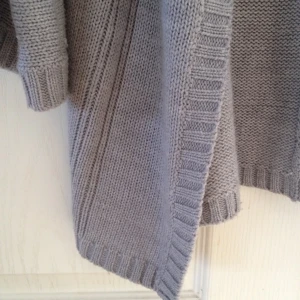 Grå stickad kofta - Grå stickad kofta