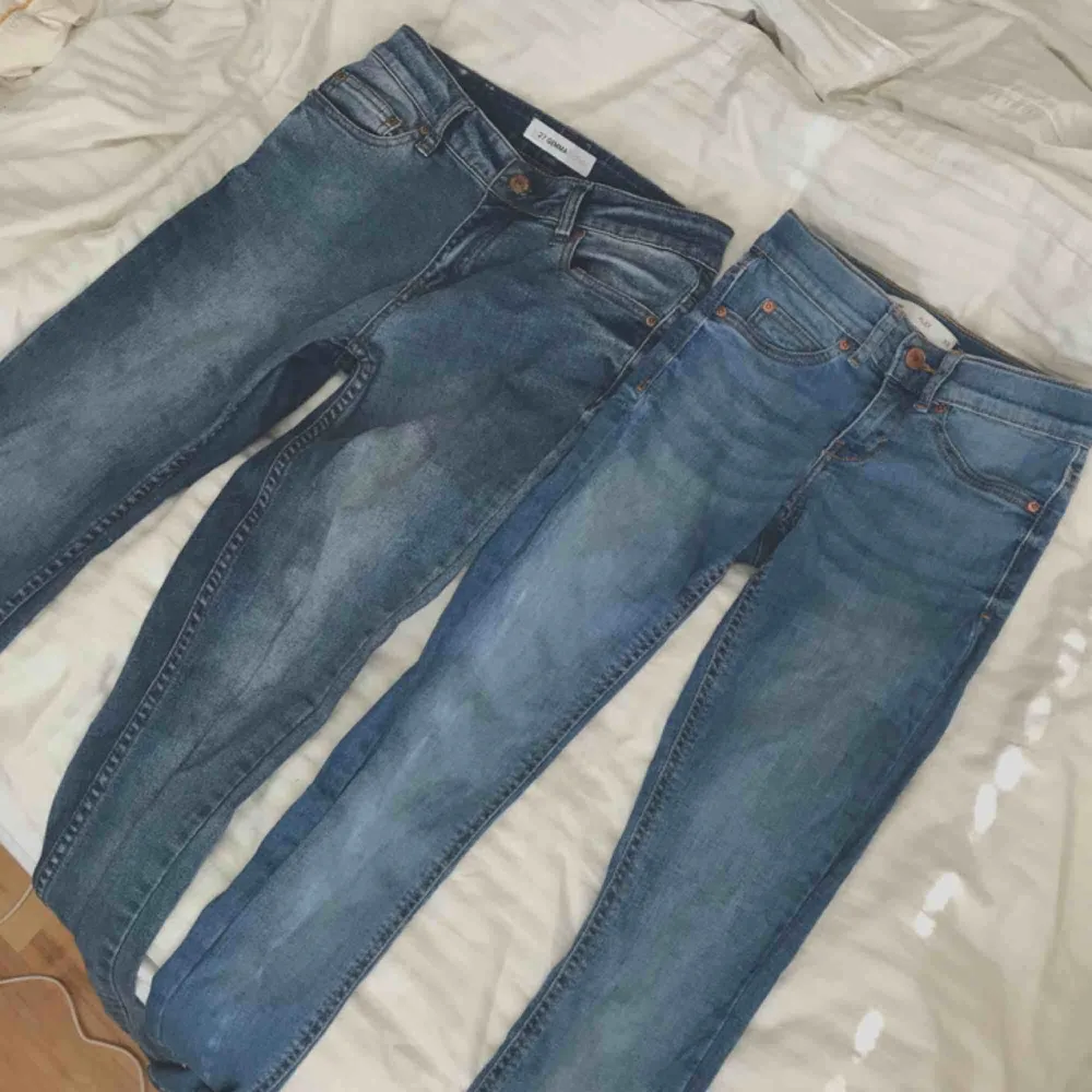 2 styckna stretchiga jeans. Lågmidjade modeller. Frakt tillkommer! Kolla gärna in mina andra plagg;). Jeans & Byxor.