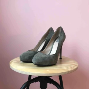  - Pumps i grå mocka från Zara med liten platå och stilettklack. De är sulade och klackade, använda en del efter det men sulan lär hålla riktigt länge och klacken lär inte behöva bytas ut på ett bra tag heller.  Finns i Stockholm, kan skickas mot frakt.