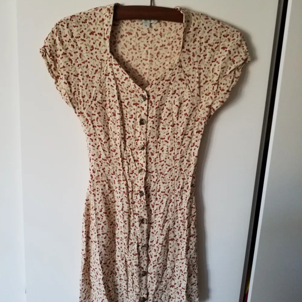 Jättesöt vintageklänning med körsbärsmönster. Klänningar.