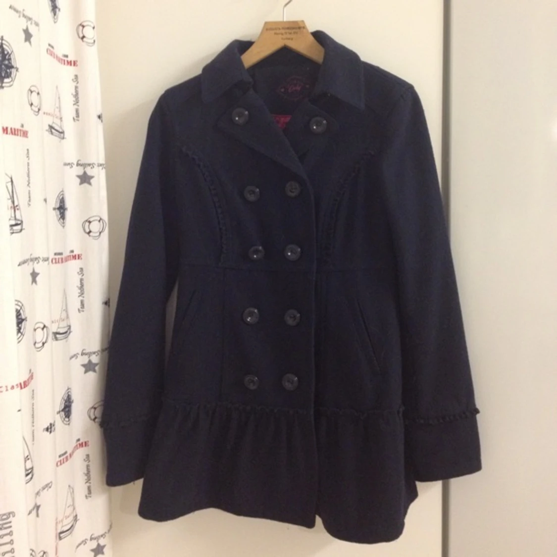 Söt UllKappa med volang och sydda detaljer fram och bak. Marinblå och Mörkrosa inuti. - 1398366739