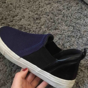  - Snygga slip-on skor från Zara. Använda fåtal gånger. Frakt tillkommer