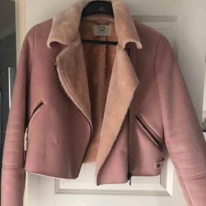  - Mysig rosa jacka från bershka i storlek S, använd 3-4 ggr