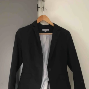  - En gammal figursydd kavaj/blazer i storlek 34. 