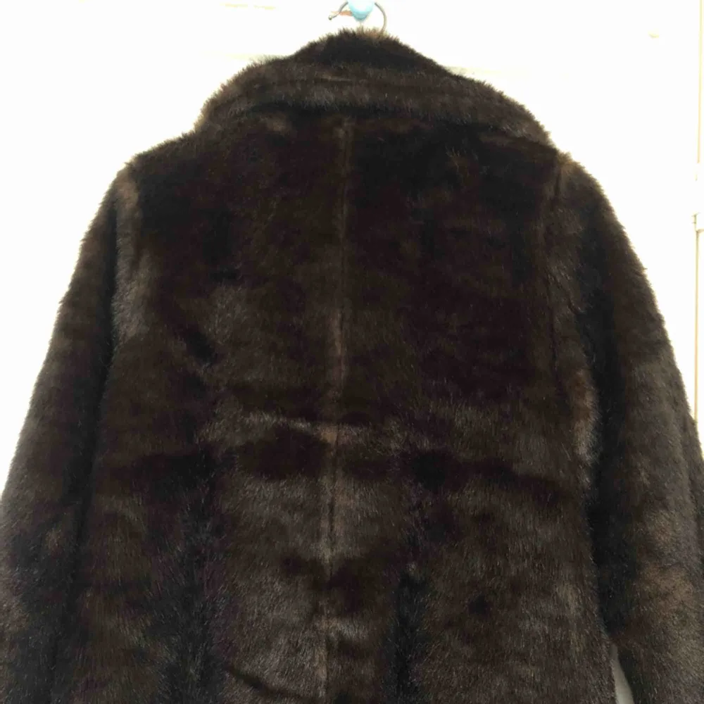 En supersnygg kappa/jacka i mörkbrun fuskpäls. Den är från H&M i storlek EUR 34. Riktigt fin är den, ”pälsen” är väldigt fin och dör för färgen. . Jackor.