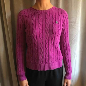  - Rosa Ralph Louren stickad tröja. Köparen står för frakten!