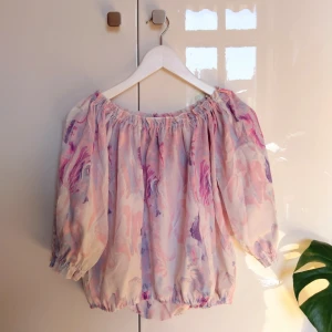  - Söt off-shoulder blus från Bik Bok. Färgerna på den här är så fina, den är så galet snygg när man är brunbränd! 100% polyester, hämtas i Stockholm eller skickas mot frakt (18kr, denna väger ingenting) ✨