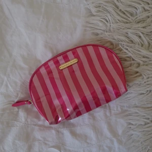  - Fin necessär från victoria's Secret! Fint skick priset kan diskuteras. Betalning via swish frakt 18kr