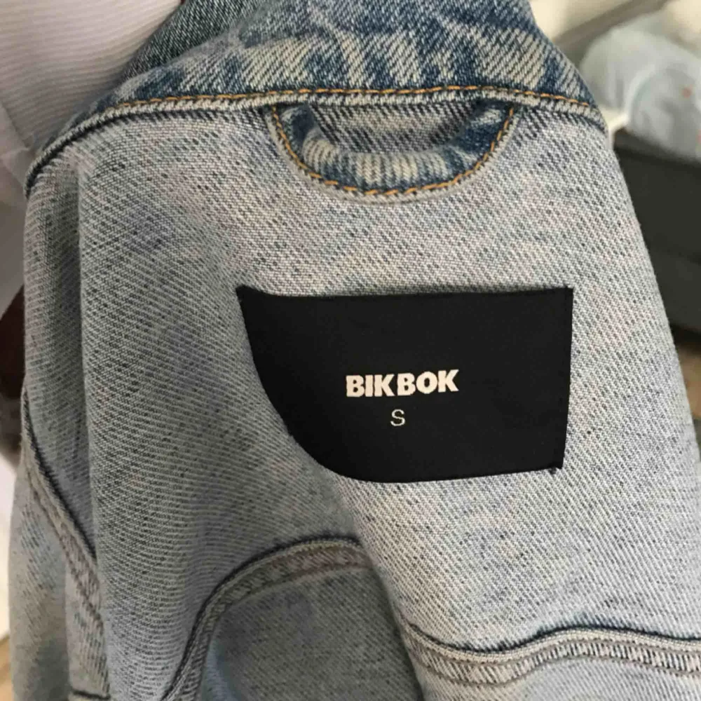 Jättefin ljus jeansjacka från BikBok i bra skick. Är i storlek S men passar även M då den är lite oversize.. Jackor.