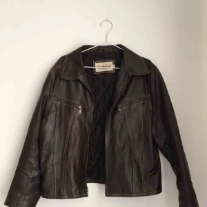  - Fake läderjacka, lite rufsig på baksidan & fickorna funkar inte men annars i bra skick!  Möts gärna upp i Stockholm annars betalar köpare för frakt🤠