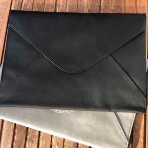  - Supersnygga och stilrena datorfodral med Ficka med dragkedja på baksidan samt en pennhållare inuti fodralet. Finns endast 3 grå kvar så passa på! Skriv för fler bilder. Fraktkostnad tillkommer 