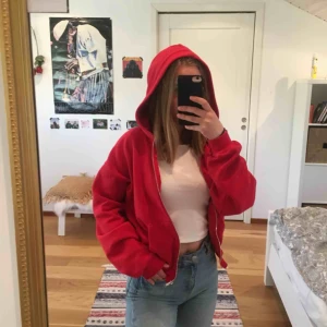  - Mjuk röd hoodie med fickor och dragkedja!❤️❤️ i princip oanvänd