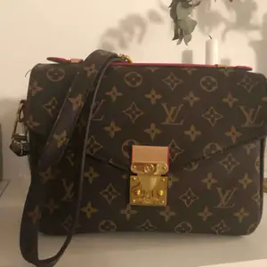 Hej!  Säljer en A kopia på Louis Vuitton nya, populära Pochette Metis.  En litet märke på handtaget, men inget som syns direkt eller stör.    Super fin och väldigt mjukt läder!  Först till kvarn!