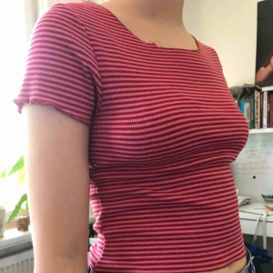  - Kort och tajt t-shirt i härliga rosa ränder.