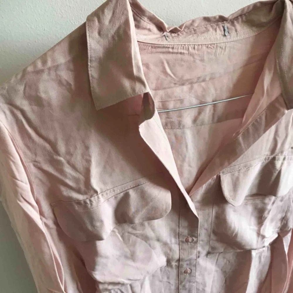 Superfin puderrosa skjorta, aldrig kommit till användning, endast skrynklig pga legat i en byrålåda annars i perfekt skick.  💘. Skjortor.