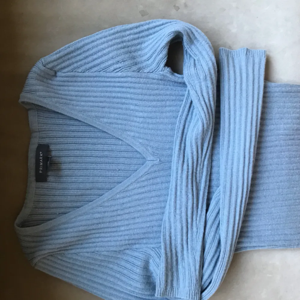 Aldrig använd tröja från primark. Fin ljusblå färg :)  Passar XS-M. Köparen står för frakt . Tröjor & Koftor.