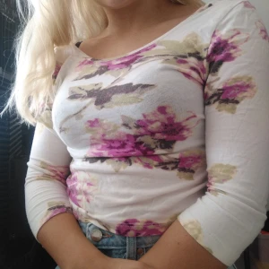  - Något kortare blommig 3/4 ärmad tröja från bok bok, säljer den p.g.a att den inte används längre. (Köparen står för eventuell frakt)