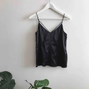  - Sött linne från hm!! Fint i ryggen🥰🥰 även snyggt över en vit tisha! Köparen står för frakt😘