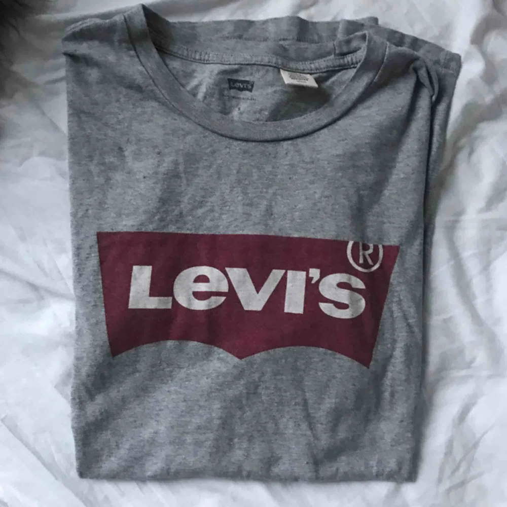 Levis T-shirts. I fint skick. Frakt på 39 kr tillkommer. 100kr st.💖. T-shirts.