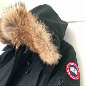  - Canada Goose Montebello jacka. Det är en liten storlek men om du är kort och en normal 34/36 kan du ha den. Lite slitage i armkanter, därav priset. Kan gå ner i pris vid snabb affär