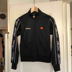  - En tracktop från Ellesse. Storlek 32/XXS, damstorlek. Skick: 8/10. Levereras nytvättad. Finnes på Södermalm, Stockholm. Kan postas men då står Du för frakten, (59kr). Mvh Marija & Nugget