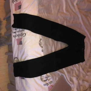  - Svarta jeans från hm, säljes på grund av ingen användning