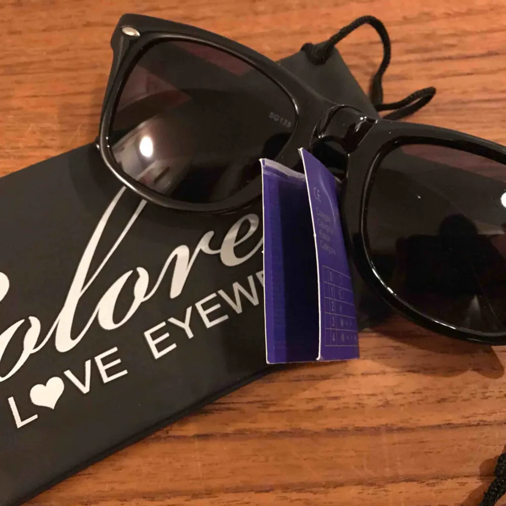 Nya solglasögon från Colorez i ”Wayfarer” modell, skickar med ett fodral från Colorez. Betalning sker enklast med Swish, skicka ett pm! 10:- plus frakt 9:- = 19:- totalt. Accessoarer.