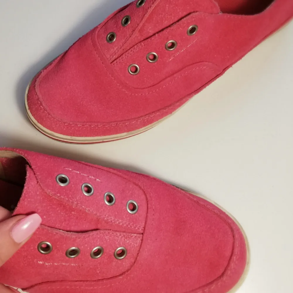 Rosa sneakers från timberland i storlek 38. . Skor.