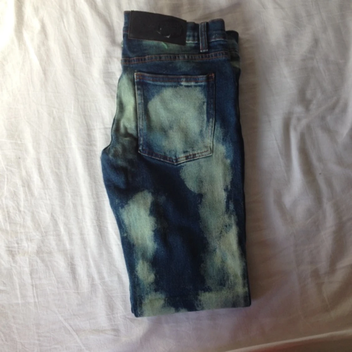 Mellanhöga spräckliga jeans från cheap monday - 1399216674