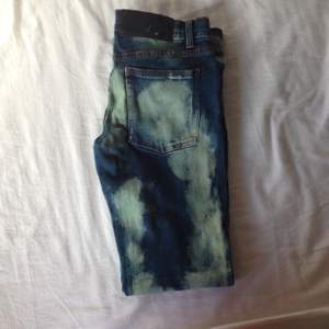 Mellanhöga spräckliga jeans från cheap monday