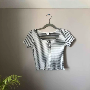  - Fin randig tröja med knappar. Endast använd fåtal gånger, så fint skick! Kan mötas upp i Göteborg, men även frakta (köpare står för frakt). Betalning sker via Swish. OBS hund finns i hem💓⭐️