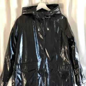  - Fodrad (regn)jacka i patent/lack. Från pull&bear. Använd en gång. Bättre bilder finns!  