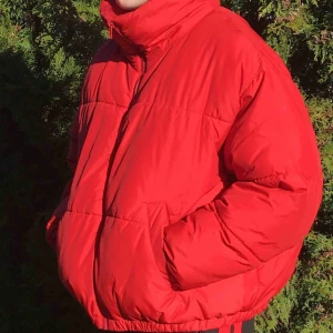  - Röd pufferjacka från Weekday! En favoritjacka.😛 Strl M. Pris 300kr.