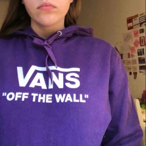  - Jättefin lila Vans ”Off The Wall” hoodie. Det är en herr S, nästan helt oanvänd och i väldigt fint skick.