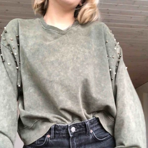  - Snygg tröja som passar många. Jag är egentligen en S men valde att köpa en M för att jag ville ha sen lite oversize! Trakt tillkommer