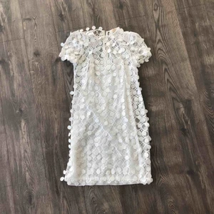  - Säljer min fina Michael Kors klänning i storlek 34/36. Köpte den från NK för 2900 och säljer den nu för bara 1000 kr.   Perfekt för alla tillfällen och speciellt för student!  Färg: Vit.