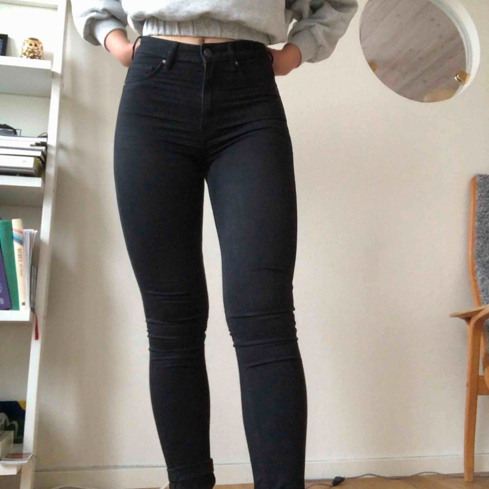 Snygga svarta högmidjade jeans | Plick Second Hand