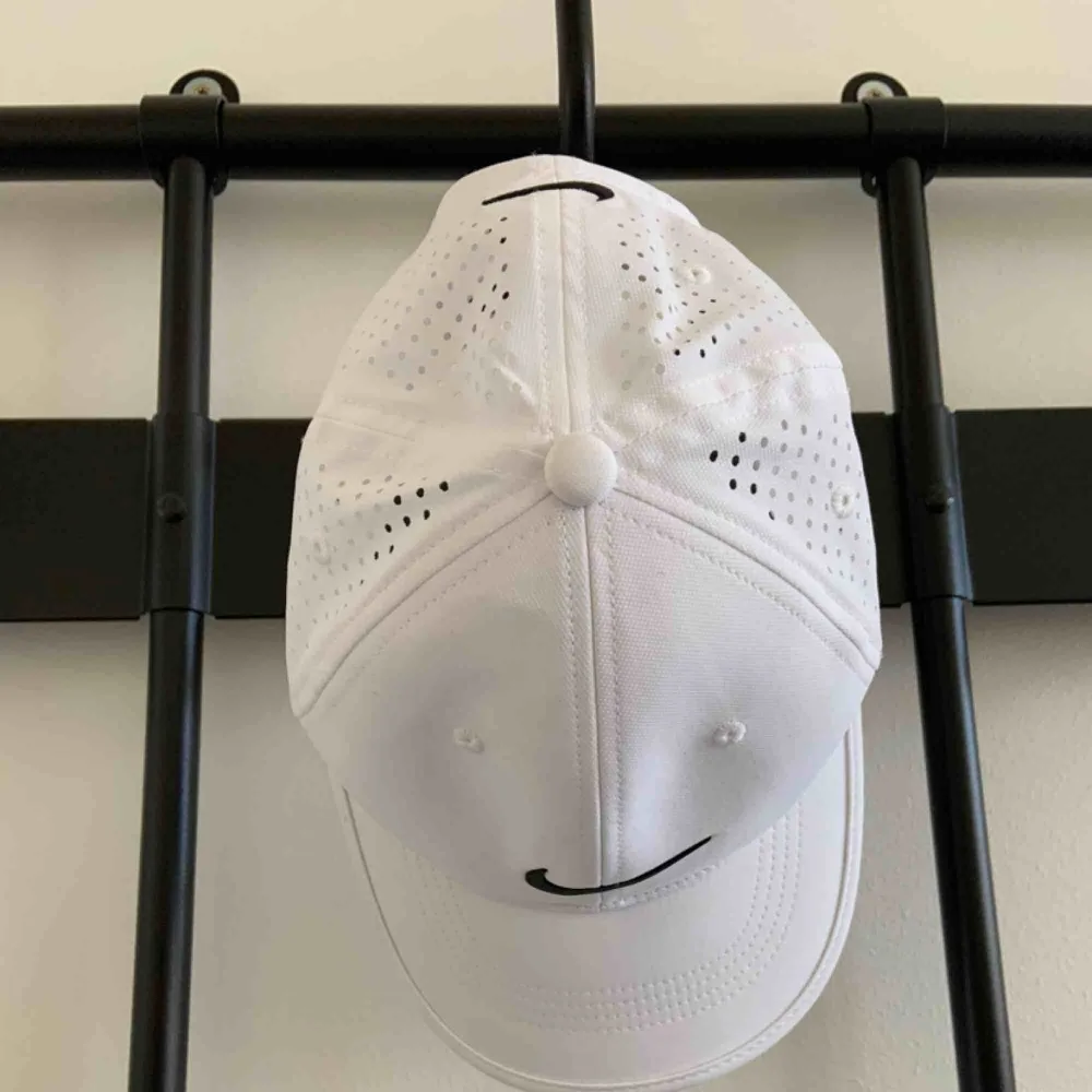 Adjustable Sports Hat with mesh in back Brand: Nike Size: N/A Colour: White  Never worn. 2 years old. . Accessoarer.